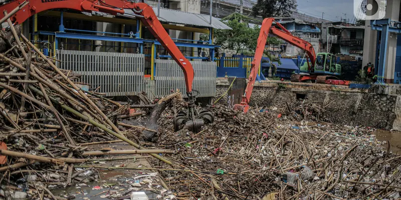 Sampah Kiriman Menumpuk di Pintu Air Manggarai