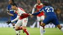 Pemain Arsenal, Gabriel Martinelli, berusaha melepaskan diri dari penjagaan pemain Chelsea, Malo Gusto, pada lanjutan Liga Inggris, Sabtu (21/10/2023). (AFP/Justin Tallis)