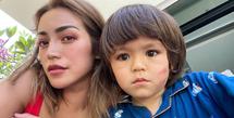 Jessica Iskandar kini tengah melawan penyakitnya, Takikardia. Tentu bukan hal mudah bagi Jedar, terlebih ia juga harus merawat jagoan kecilnya, El Barack Alexander. Jedar pun mengakui bahwa ia harus kuat demi El Barack. (Instagram/inijedar)