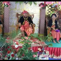 Dalam satu hari pria ini menikahi dua wanita sekaligus. Hmmm, kira-kira siapa ya yang jadi istri pertama dan kedua?