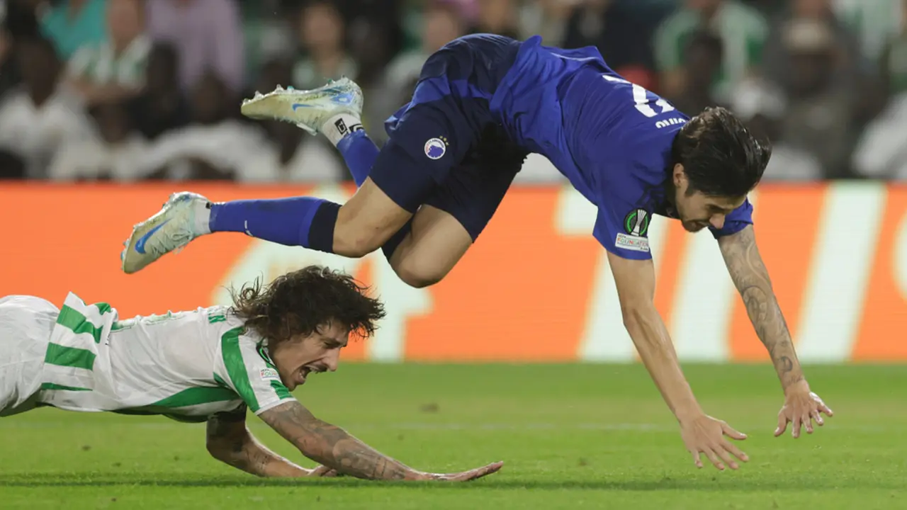 Foto: Calon Bek Timnas Indonesia Kevin Diks Jebol Gawang Real Betis di Europa Conference League