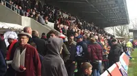 Para penonton yang memadati Broadhurst Park untuk menyaksikan pertandingan FC United of Manchester. (Bola.com/Joko Setyo Pramuji)