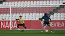 Penjaga gawang Sevilla Bono (kiri) mengikuti sesi latihan di Seville, Spanyol, 22 November 2021. Sevilla akan menghadapi Wolfsburg pada pertandingan sepak bola Grup G Liga Champions. (JORGE GUERRERO/AFP)