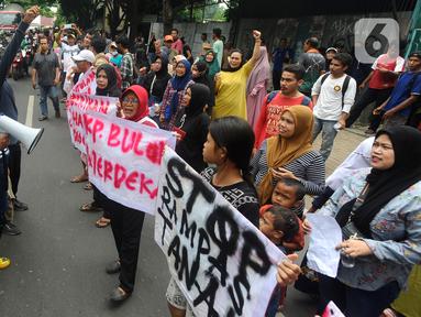 Ratusan warga Kampung Bulak Cisalak yang terdampak penggusuran Proyek Strategis Nasional (PSN) Universitas Islam Internasional Indonesia (UIII) melakukan unjuk rasa di Jalan Ir. H. Juanda, Depok, Jawa Barat, Minggu (10/12/2023). (merdeka.com/Arie Basuki)