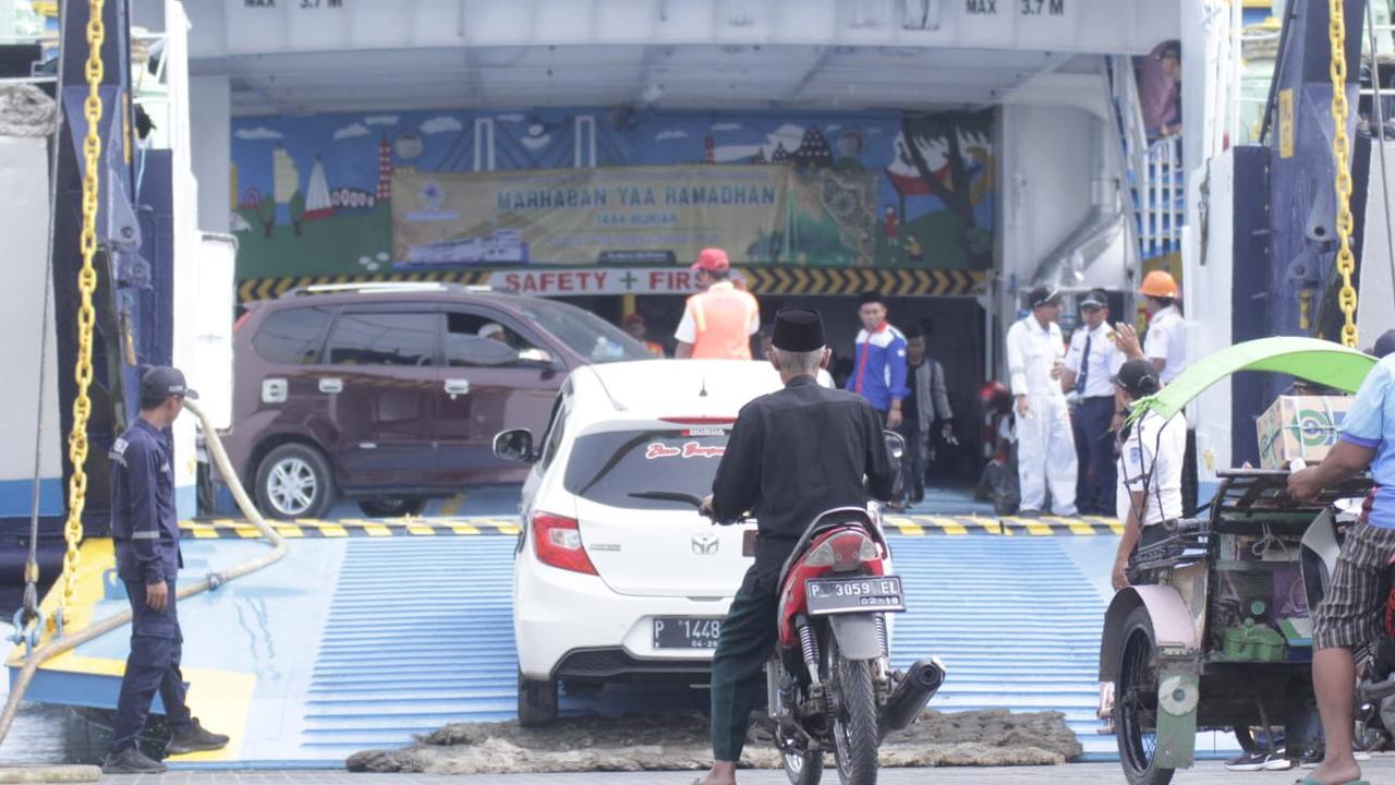 Situasi bongkar muat di Pelabuhan Jangkar Situbondo (Istimewa)