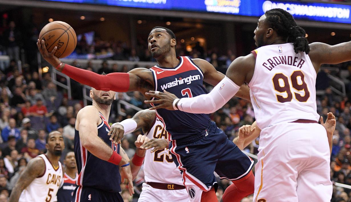 Aksi pemain Washington Wizards, John Wall (2) melewati adangan pemain Cleveland Cavaliers, Jae Crowder (99) pada laga NBA basketball game di Capital One Arena, Washington, (17/12/2017). Cleveland menang 106-99. (AP/Nick Wass)