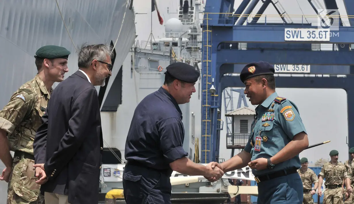 Dansatrol Lantamal III Kolonel (P) Salim didampingi Dubes Inggris untuk Indonesia Moazzam Malik saat menerima kedatangan Kapten HMS Albion Tim Nield di Pelabuhan Tanjung Priok, Jakarta, Minggu (22/4). (Merdeka.com/Iqbal S. Nugroho)