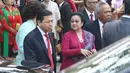 Presiden ke-5 RI Megawati Soekarno Putri saat menghadiri prosesi pernikahan Kahiyang Ayu-Bobby Nasution di Graha Saba, Surakarta, Rabu (8/11). Megawati mengenakan kebaya berwarna merah. (Liputan6.com/ Angga Yuniar)