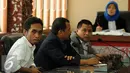 Salah satu pengadudari Manado, Syarif Darea (kiri) mendengarkan putusan sidang DKPP terkait Pilkada di Gedung DKPP Jakarta, (18/11). Sidang juga dilakukan di kantor Bawaslu setempat dengan teknologi video conference. (Liputan6.com/Helmi Fithriansyah)