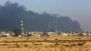 Kepulan asap hitam dari lokasi pabrik kimia yang dibakar ISIS di Qayyara, Irak, (12/11). (REUTERS/Air Jalal)