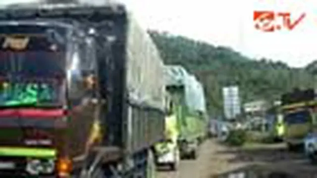 Antrean Truk di Merak Semakin Panjang