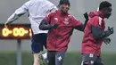 Saat ini, The Gunners memimpin klasemen Liga Champions 2025-2026 dengan mencatat kemenangan dari tujuh laga yang sudah dipertandingkan. Tampak dalam foto, bek Arsenal asal Inggris bernomor, Noni Madueke (tengah) saat mengikuti sesi latihan tim di pusat pelatihan Arsenal di London Colney, utara London, pada Selasa 27 Januari 2026. (Ben STANSALL/AFP)
