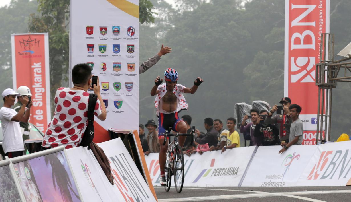 Ekspresi pebalap Tabriz Petrochemical Team Iran, Ahad Kazemi Sarai, saat finis pertama di Etape 8 Tour de Singkarak 2015 dari Pasaman Barat menuju Lawang Park, Kabupaten Agam, Sumatra Barat, Sabtu (10/10/2015). (Bola.com/Arief Bagus)