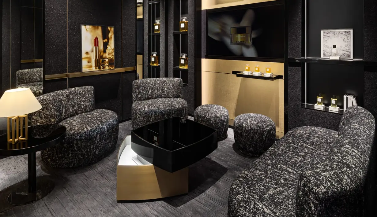 Dirancang dengan elegan dan penuh pertimbangan, butik ini juga memiliki kabin perawatan wajah mewah dengan dua ruang perawatan pribadi. Didedikasikan untuk perawatan kulit khas CHANEL, ruangan ini menggabungkan seni pijat dengan formulasi ahli untuk memberikan pengalaman yang sangat sensual, menyelaraskan tubuh dan pikiran.  / Foto dok: CHANEL.