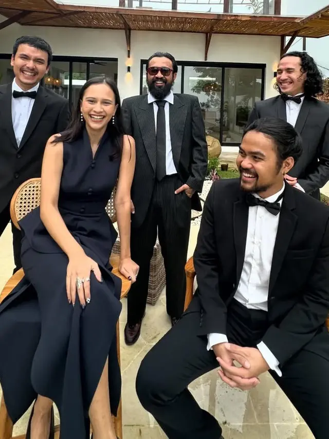 Para Pemain Film Tampil dengan Gaun Hitam di Resepsi Pernikahan Angga dan Shenina Cinnamon