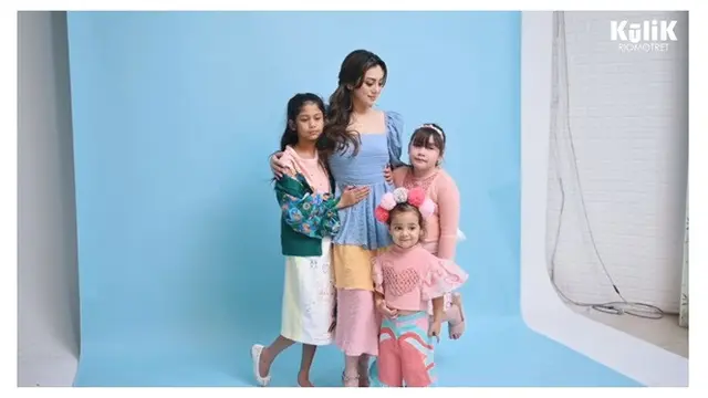 Tanpa Stefan William, Ini 8 Momen Pemotretan Keluarga Celine Evangelista