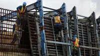 Pekerja melakukan proses pembangunan kontruksi jalur rel dwi ganda di Jakarta, Jumat (13/4). Penyelesaian proyek infrastruktur jalur DDT Manggarai- Cikarang ini ditargetkan lebih cepat dari target awal tahun 2022. (Liputan6.com/Johan Tallo)