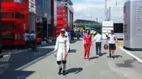 Pebalap Manor Racing asal Indonesia, Rio Haryanto, berjalan menuju team hospitality Manor Racing seusai balapan F1 GP Spanyol di Sirkuit Catalunya, Spanyol, Minggu (15/5/2016). (Bola.com/Reza Khomaini)