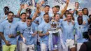 Kapten tim Manchester City, Kyle Walker bersama rekan-rekannya merayakan gelar juara Liga Inggris 2023/2024 setelah mengalahkan West Ham United 3-1 pada laga pekan terakhir Liga Inggris 2023/2024 di Etihad Stadium, Manchester, Minggu (19/5/2024). (AP Photo/Dave Thompson)