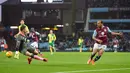  Pemain Aston Villa, Gabriel Agbonlahor (kanan) mencetak gol saat timnya Aston Villa menjamu Norwich City  pada lanjutan Liga Premier Inggris pekan ke-25 di Villa Park, Sabtu (6/2/2016). (Reuters/Tony O'Brien)