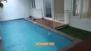 Rumah ini juga dilengkapi siwimming pool di bagian belakang. Namun yang membuat ini terasa rumah, adalah kebersamaan mereka sebagai suami-istri. [YouTube Patricia Gouw]