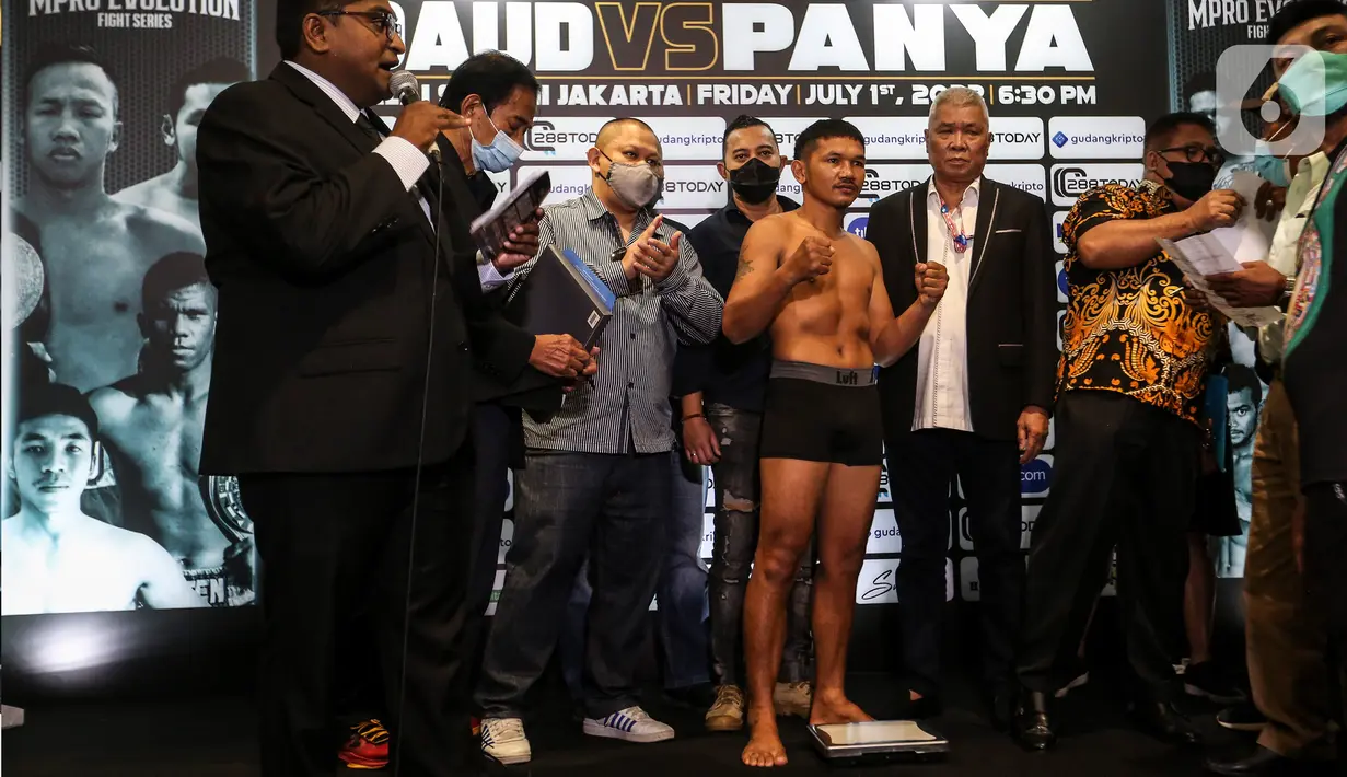 Petinju Thailand Panya Uthok menjalani sesi timbang badan jelang laga memperebutkan gelar WBC Asian Boxing Council Silver di Balai Sarbini, Jakarta, Kamis (30/6/2022). di Balai Sarbini, Jakarta, Kamis (30/6/2022). Daud Yordan dan Panya Uthok dipastikan naik ring dalam duel bertajuk MPRO Evolution Fight Series 2022. (Liputan6.com/Johan Tallo)