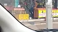 Tampak pria diduga oknum TNI melakukan pemukulan di Jalan Jalan Akses Tol Cimanggis-Cikeas, Kecamatan Tapos, Kota Depok. (Istimewa)