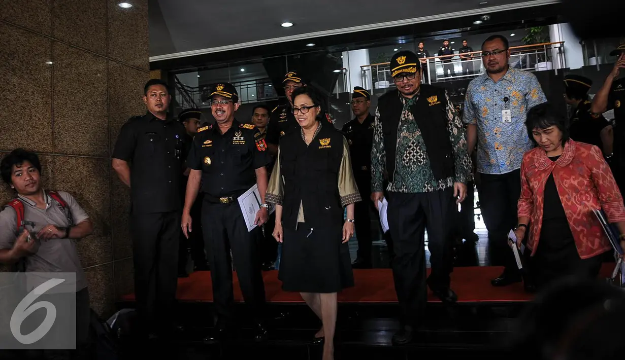 Menkeu Sri Mulyani jelang mengumumkan besarnya tarif cukai rokok 2017 di Kantor Pusat Bea Cukai, Jakarta, Jumat (30/9). Kenaikan tarif tertinggi sebesar 13,46% untuk jenis hasil tembakau Sigaret Putih Mesin (SPM). (Liputan6.com/Faizal Fanani)