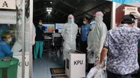 73 pasien Covid-19 di Rumah Sakit Darurat Lapangan Pangkogabwilhan II Surabaya, menggunakan hak suaranya di Pilkada 2020. (Foto: Dian Kurniawan/Liputan6.com)