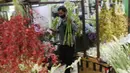 Warga membeli bunga potong untuk hiasan Lebaran di Rawa Belong, Jakarta Barat, Rabu (12/6/2021). Menyambut Hari Raya Idul Fitri 1442 H, banyak warga memburu bunga potong untuk menghias rumah. (Liputan6.com/Angga Yuniar)