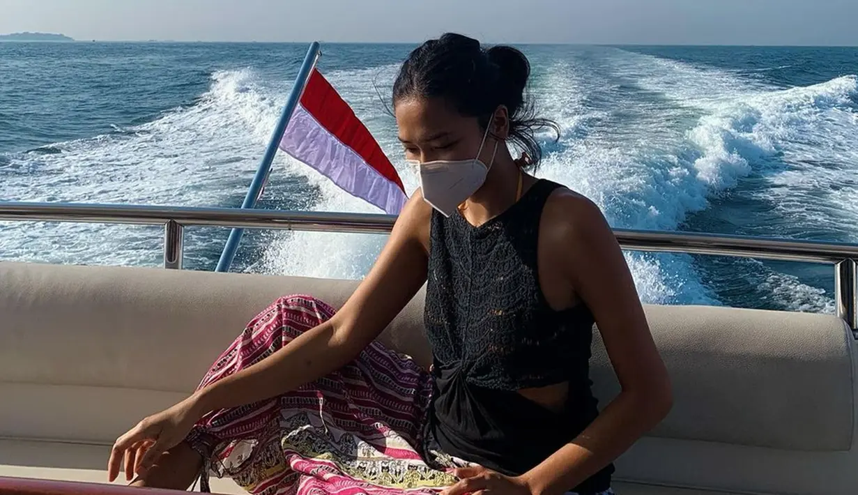Kerap mengunggah foto saat berlibur di pantai pada akun Instagram pribadinya, wanita 34 tahun tersebut tetap terlihat stylish. Bahkan, beberapa gaya OOTD Dita saat berlibur bisa dijadikan sebagai inspirasi. (Liputan6.com/IG/@ditaofficial.id)