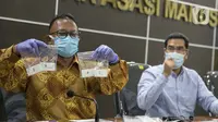 Komisioner Komnas HAM Choirul Anam (kiri) menunjukan barang bukti saat memberikan kesimpulan atau rekomendasi terkait insiden tewasnya enam laskar FPI di Gedung Komnas HAM, Jakarta, Senin (28/12/2020). Barang Bukti yang ditemukan, di antaranya 7 proyektil peluru. (Liputan6.com/Faizal Fanani)
