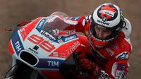 Jorge Lorenzo mengaku menikmati hari terbaik di Ducati meskipun bakal start dari posisi kedelapan pada MotoGP Jerez 2017, Minggu (7/5/2017). (EPA/Roman Rios)