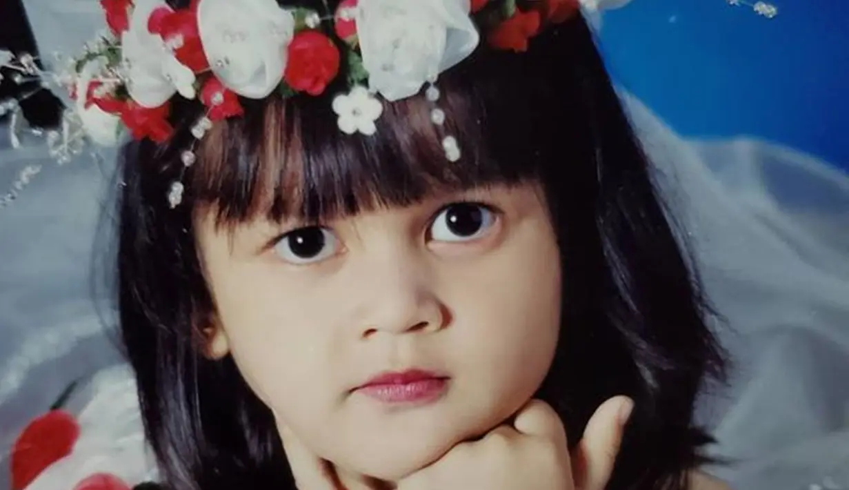 Cut Ratu Meyriska, aktris keturunan Aceh yang foto masa kecilnya curi perhatian. Cut Meyriska dipuji cantik sedari kecil dengan mata yang belok. Mata yang indah ini panen pujian dari netizen yang terpesona dengan kecantikan Cut Meyriska kecil. (Liputan6.com/IG/cutratumeyriska)