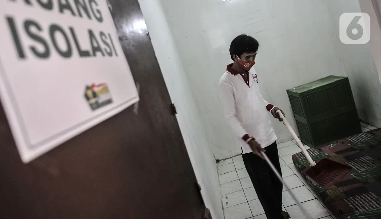 Anggota Lembaga Keswadayaan Masyarakat (LKM) membersihkan kamar isolasi COVID-19 di RW 05 Kelurahan Kuningan Barat, Jakarta, Kamis (27/8/2020). Ruang isolasi tersebut dilengkapi tempat tidur, lemari, hingga kamar mandi. (merdeka.com/Iqbal S. Nugroho)