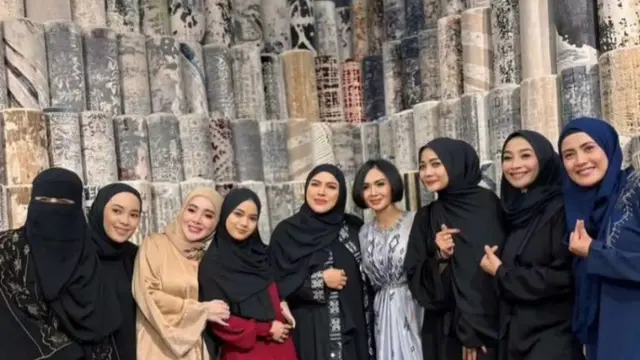 Potret Umi Pipik hadir dalam acara kajian dan buka bersama di rumah bos karpet (Sumber: Instagram/_ummi_pipik_)