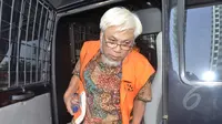 Mantan Direktur Pengolahan PT Pertamina, Suroso Atmo Martoyo keluar mobil tahanan untuk menjalani pemeriksaan di Gedung KPK, Jakarta, Selasa (12/5/2015). (Liputan6.com/Helmi Afandi)