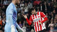 Pemain PSV, Ricardo Pepi, merayakan gol yang dicetaknya ke gawang PEC Zwolle dalam laga pekan 10 Eredivisie Belanda di Phillips Stadium, Eindhoven, Sabtu (26/10/2024) malam WIB. (Jeroen Putmans / ANP / AFP)