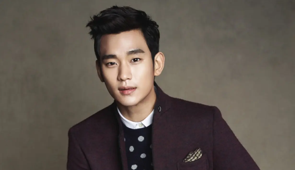 Banyak orang yang beranggapan jik Kim Soo Hyun senang dengan IU. Hal itu bermula saat Gong Hyojin mengatakan jika aktor itu bertindak lebih gagak saat ia berada di samping IU. (Foto: soompi.com)