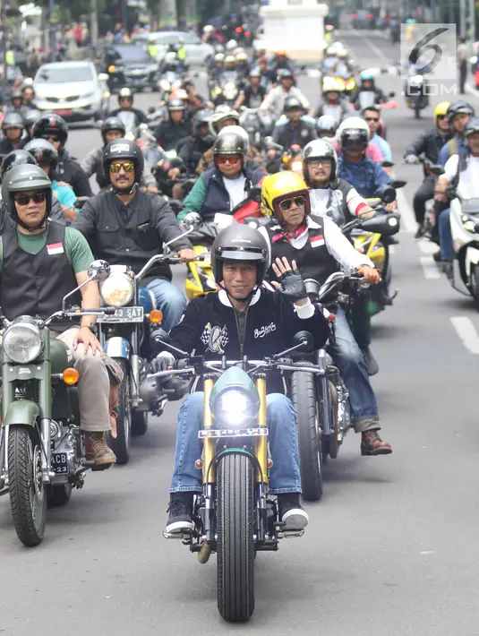 Presiden Joko Widodo (depan) saat berkendara dengan motor mengelilingi Kota Bandung, Minggu (11/10). Sepanjang perjalanan, Jokowi yang mengenakan jaket hitam, celana jins dan sneakers menyapa warga dengan melambaikan tangannya. (Liputan6.com/Angga Yuniar)