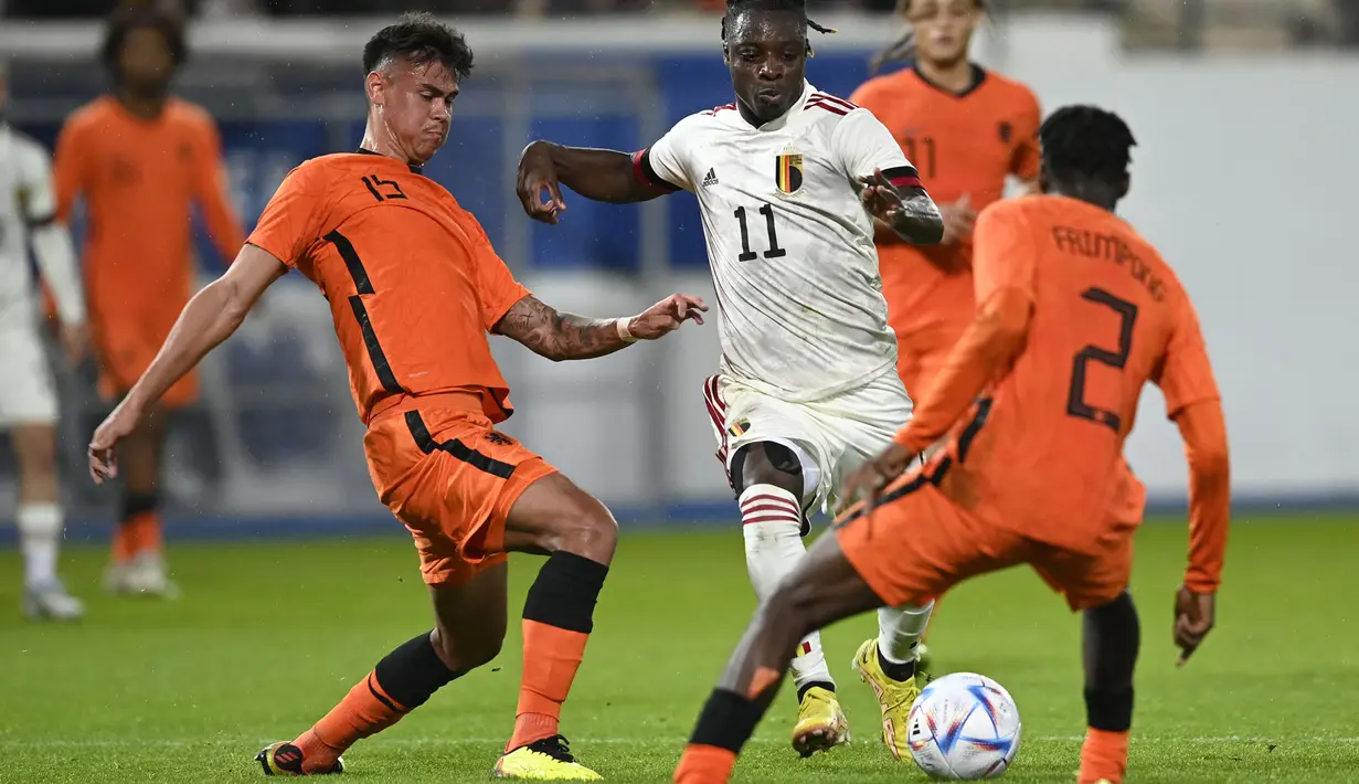 Pemain Timnas Belanda U-21, Mees Hilgers (kiri) berebut bola dengan pemain Timnas Belgia U-21, Jeremy Doku pada laga persahabatan yang berlangsung di Heverlee, Belanda, 23 September 2022. (AFP/Belga/John Thys)
