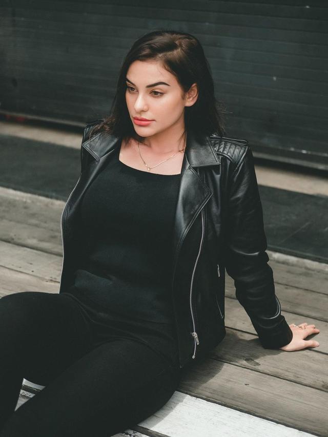 Gaya Nora Alexandra Kenakan Jaket Kulit, Tampil Stylish. (Sumber: Instagram/ncdpapl)