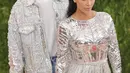 "Awalnya, Kim Kardashian dan Kanye West enggan datang ke acara ulangtahun Jennifer Lopez. Setelah mengetahui Calvin Harris datang, pasangan suami istri itu berubah pikiran," tutur sumber. (AFP/Bintang.com)