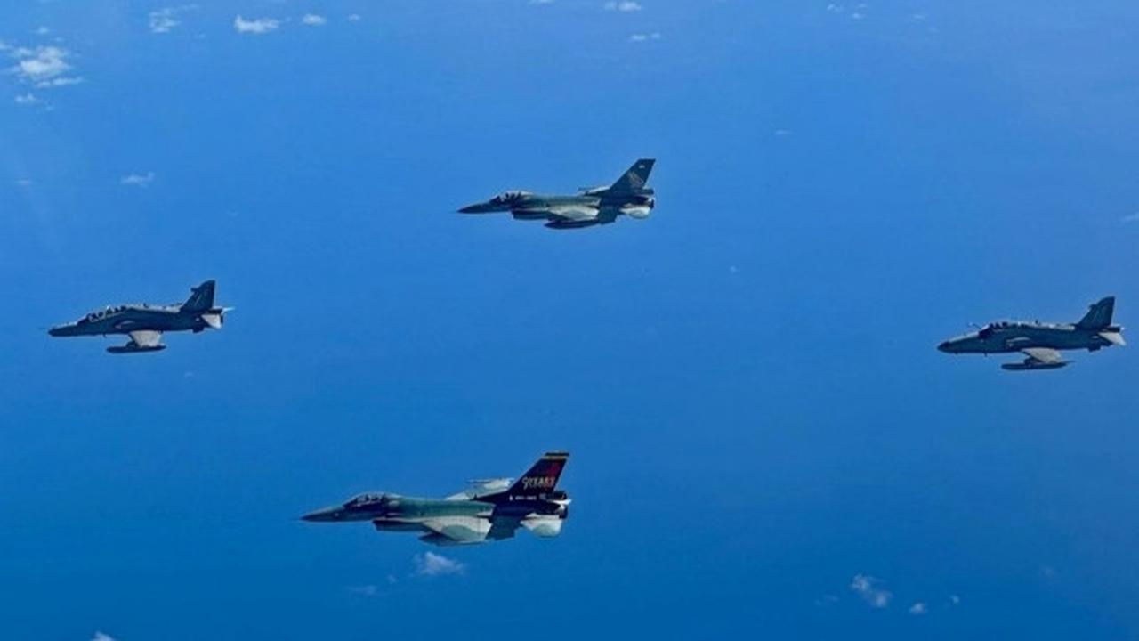 Patroli pesawat F-16 Indonesia dari Lanud Roesmin Nurjadin Pekanbaru bersama pesawat tempur dari Tentara Udara Diraja Malaysia.