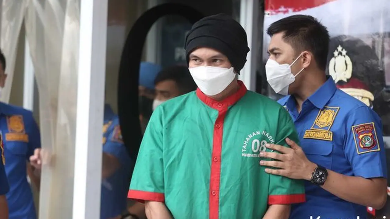 6 Potret Anji Pakai Baju Tahanan, Terancam Maksimal Hukuman 12 Tahun Penjara