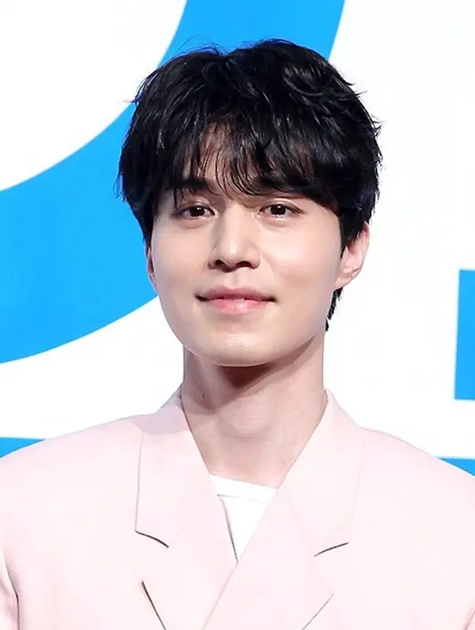 Memiliki kulit putih, bibir merah merona dan rambut hitam, Lee Dong Wook memang dikenal dengan pesona gantengnya yang bagaikan boneka. (sumber: Liputan6.com/mydailykorea)