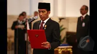 Presiden Joko Widodo membacakan sumpah jabatan saat melantik Triawan Munaf sebagai Kepala Badan Ekonomi Kreatif di Istana Negara, Jakarta, Senin (26/1/2015). (Liputan6.com/Faizal Fanani)