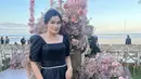 Titi Kamal mengenakan gown hitam dengan heart nech dan lengan pumpnya. @titi_kamall