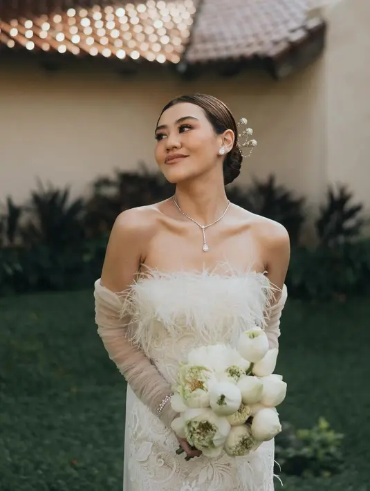 Tampilan romantis Aaliyah Massaid diperkuat dengan sleek bun bergaya modern [@thariqhalilintar]