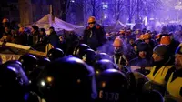 Hancurkan Simbol Komunis, Pendemo Ukraina Diserang Balik Polisi